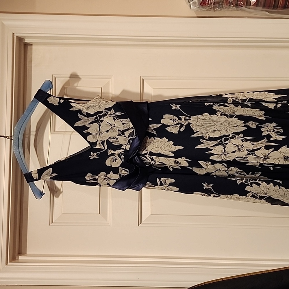 Jones Wear floral dress. Size 10. Navy with cream flowers - Picture 4 of 9